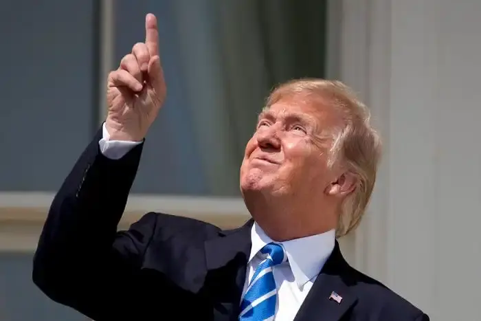 Trump staring directly at the eclipse in 2017