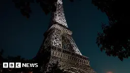 US tourists stay in Eiffel Tower overnight while drunk - prosecutors